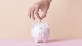 Veniturile românilor nu țin pasul cu cheltuielile. Aproape toți banii se duc pe facturi și mâncare: „Nici vorba de economii. De unde?”